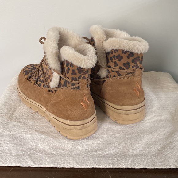 SKECHERS animal print WINTER BOOT with fuzzy lining - Picture 2 of 9